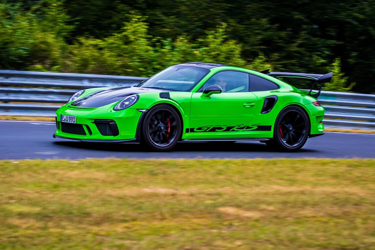 Grüner GT3 RS in schneller Fahrt